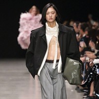 Konsistensi McCartney terhadap keberlanjutan juga tampak jelas. Detail berbulu pada gaun lavender dan bodysuit merah muda, misalnya, ternyata bukan bulu asli melainkan potongan dedaunan yang dilukis dan menutupi tubuh model seperti awan. (Foto: Victor VIRGILE/Gamma-Rapho via Getty Images)