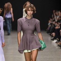 Beberapa potongan tampil mencolok, seperti baby-doll dress dengan bordir biru dan tutu rajut merah yang memiliki lebar ekstrem — seolah sulit melewati pintu. Namun di Paris, tempat semangat Marie Antoinette masih hidup, kembalinya siluet rok lebar tampak sangat relevan. (Foto: Victor VIRGILE/Gamma-Rapho via Getty Images)