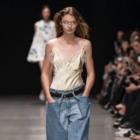 Koleksi McCartney musim ini memadukan banyak bentuk dan volume. Bahu lebar dengan kesan tegas, pinggang ramping, serta garis bawah rok yang melebar mendominasi runway. (Foto: Victor VIRGILE/Gamma-Rapho via Getty Images)