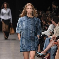 Di dalamnya, pembaca juga menemukan wawancara eksklusif dengan sahabat sekaligus kolaborator barunya, aktris Eva Mendes, ulasan tentang inovasi denim ramah lingkungan, hingga tajuk-tajuk berani khas Stella yang tanpa takut menabrak norma. “Musim ini tentang menyatukan seluruh elemen lemari Stella, orang-orang yang saya cintai, serta inovasi yang sangat penting,” ujar McCartney di belakang panggung seperti dikutip WWD. (Foto: Victor VIRGILE/Gamma-Rapho via Getty Images)