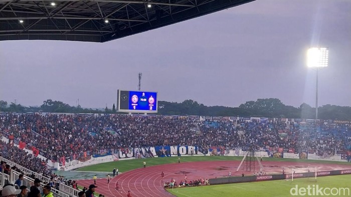 Suporter di Stadion Kanjuruhan Malang saat laga Arema FC vs Persija