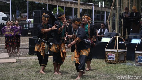 Tari Maranggi dari Sanggar Purwakarta Istimewa memeriahkan West Java Festival (WJF) 2025 di Kiara Artha Park, Bandung, Sabtu (8/11).