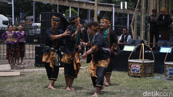 Tari Maranggi dari Sanggar Purwakarta Istimewa memeriahkan West Java Festival (WJF) 2025 di Kiara Artha Park, Bandung, Sabtu (8/11).