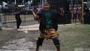 Pertunjukan dibalut drama musikal yang menampilkan pedagang sate maranggi mengajarkan gerakan tari kepada penari pria dan wanita.