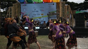 Peran tukang sate dimainkan Prayoga Andrianto Putra, yang turut mengarahkan koreografi hingga para penari tampil kompak.