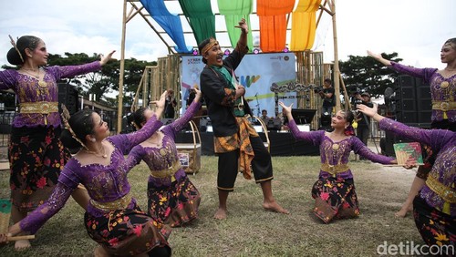 Tari Maranggi dari Sanggar Purwakarta Istimewa memeriahkan West Java Festival (WJF) 2025 di Kiara Artha Park, Bandung, Sabtu (8/11).
