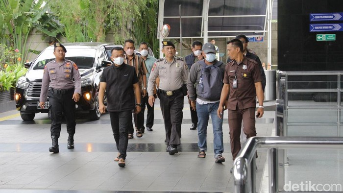 Bupati Ponorogo Sugiri Sancoko tiba di Gedung KPK, Kuningan Persada, Jakarta Selatan, Sabtu (8/11/2025).