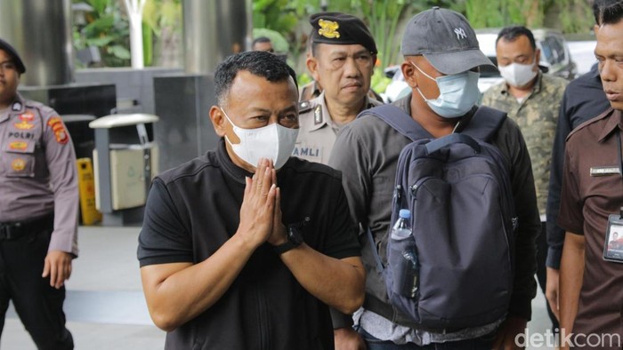 Bupati Ponorogo Sugiri Sancoko tiba di Gedung KPK, Kuningan Persada, Jakarta Selatan, Sabtu (8/11/2025).