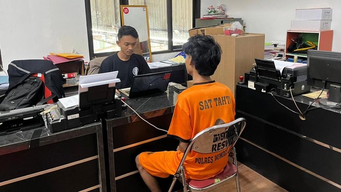 Tersangka pembobol rekening teman, Nugroho (24), saat diperiksa di Polres Wonogiri, Sabtu (8/11/2025).