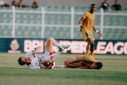 Tim Receveur (kiri) saat bertabrakan dengan pemain Bhayangkara Presisi Lampung FC di Stadion Sumpah Pemuda, Bandar Lampung, Jumat (7/11/2025). Atas insiden itu, Tim kemudian mendapat kartu kuning kedua. (Dok. Bali United)