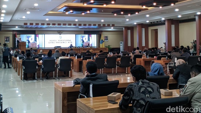 Wakil Gubernur NTB Indah Dhamayanti Putri dan Ketua DPRD NTB Baiq Isvie Rupaeda bersama jajaran Anggota DPRD NTB saat rapat paripurna, Jumat (7/11/2025). (Foto: Ahmad Viqi/detikBali).