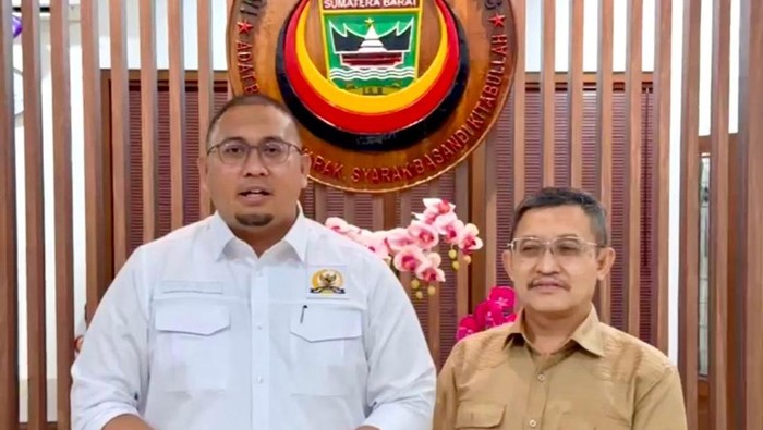 Wakil Ketua Komisi VI DPR RI Andre Rosiade (kiri) dan Direktur Utama PT Hutama Karya (HK) Koentjoro (kanan).