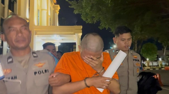 Waldi pembunuh dosen wanita di Bungo, Jambi, digiring petugas untuk ditahan di Polda Jambi