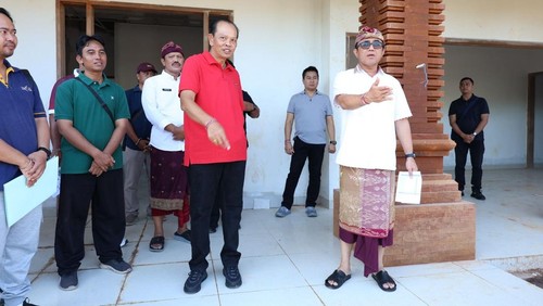 Wali Kota Denpasar I Gusti Ngurah Jaya Negara saat meninjau progres pembangunan Rumah Singgah di Jalan Gatot Subroto VI, Denpasar, Bali beberapa waktu lalu. (Dok. Pemkot Denpasar)