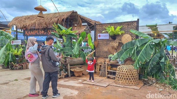 Warga Kiaracondong, Acep Lesmana (28), istrinya Jihan Yuni (23) dan anak perempuannya saat menghadiri event West Java Festival (WJF) 2025 di Kiara Artha Park, Kota Bandung, Sabtu (8/11/2025).