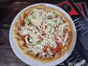 Pizza Lezat dari Tangan Tuli, Kisah Adhi di Gang Monang Maning