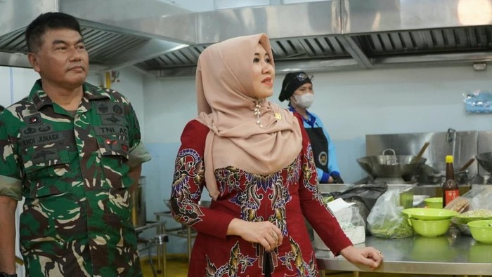 Anggota DPD RI Lia Istifhama Meresmikan Dapur Sehat BGN di Surabaya.
