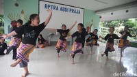 Gerakan tangan dan kaki para siswa mencerminkan ketekunan mereka dalam mempelajari seni tari tradisional nusantara sejak usia dini.