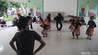 Tara dan Dwi memberikan latihan tari tradisional kepada para siswa SD yang tergabung dalam sanggar Kencana Wungu di RPTRA Abdi Praja, Pesanggrahan, Jakarta Selatan.