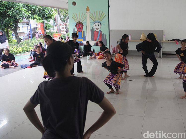 Antusias Siswa SD di Jakarta Belajar Tari Tradisional