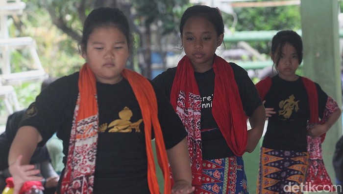 Tara dan Dwi memberikan latihan tari tradisional kepada para siswa SD yang tergabung dalam sanggar Kencana Wungu di RPTRA Abdi Praja, Pesanggrahan, Jakarta Selatan, Minggu (9/11/2025). Kegiatan rutin tiap akhir pekan tersebut untuk melestarikan budaya nusantara sekaligus membantu siswa berekspresi, melatih percaya diri, disiplin, fokus dan jiwa seni. Tampak par siswa antusias, bersemangat dan tekun mengikuti instruksi pelatih. Sedikitnya terdapat 146 sanggar sanggar tari, serta sanggar musik tradisional Betawi dan daerah lain. yang tersebar di Jakarta.