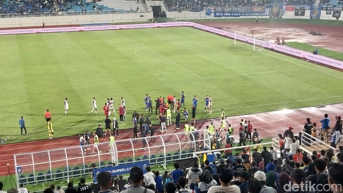 Keributan di bench warnai laga Arema FC vs Persija di Stadion Kanjuruhan Malang