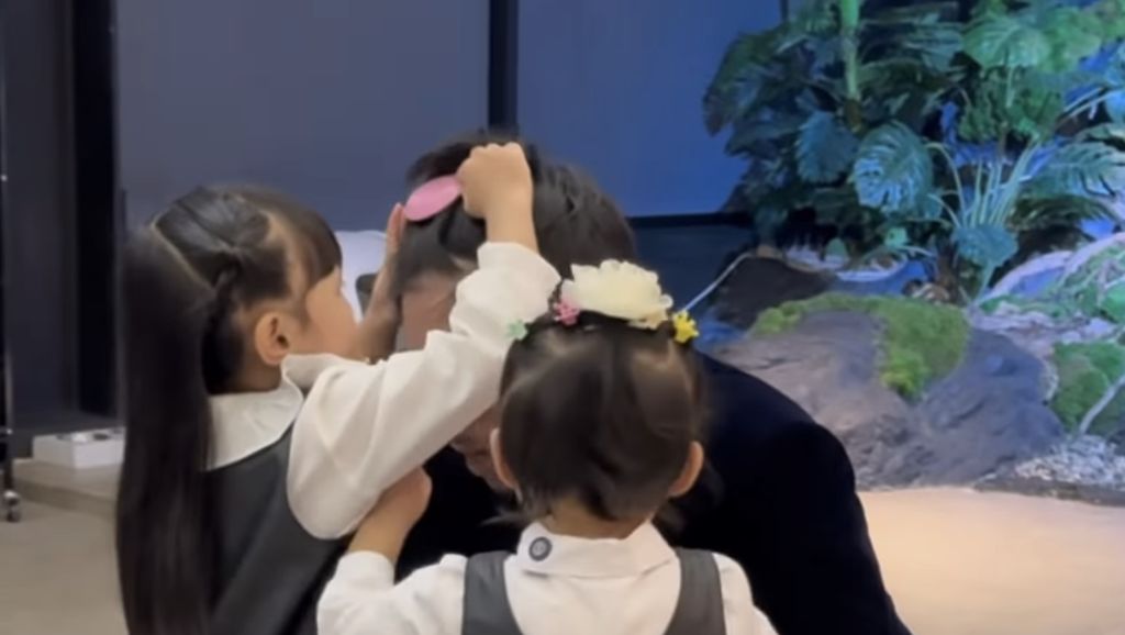 Momen Anak Pertama dan Kedua Rebutan Atta Halilintar, Aurel Cuma Pasrah