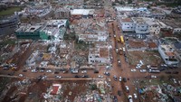 Puing-puing rumah berserakan di Rio Bonito do Iguacu, Brasil, usai tornado mematikan melanda kawasan tersebut pada Jumat (7/11). Bencana ini menewaskan enam orang dan melukai sedikitnya 750 warga. Foto: Parana State Government/Handout via REUTERS