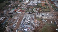 Rumha-rumah tampak hancur setelah diterjang tornado dahsyat di Rio Bonito do Iguacu. Sekitar 1.000 orang kini mengungsi ke tempat penampungan sementara. Foto: Parana State Government/Handout via REUTERS