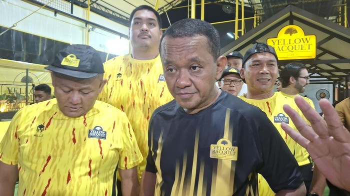 Ketum Partai Golkar Bahlil Lahadalia di kantor DPP Partai Golkar, Jakarta Barat, Minggu (9/11/2025).