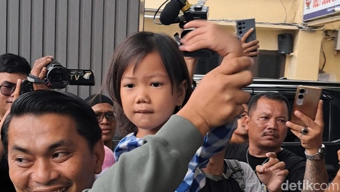 Balita bernama Bilqis (4) tiba di Makassar usai dilaporkan hilang dan ditemukan di Jambi.