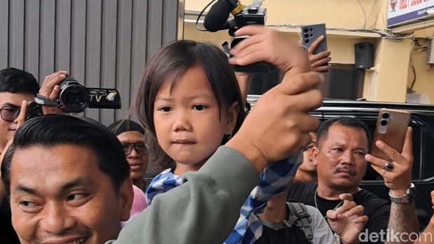 Balita bernama Bilqis (4) tiba di Makassar usai dilaporkan hilang dan ditemukan di Jambi.