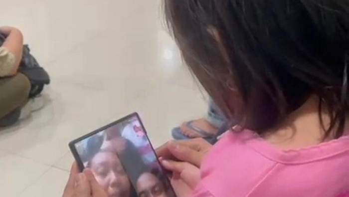 Bilqis saat melakukan panggilan video call ke orang tuanya