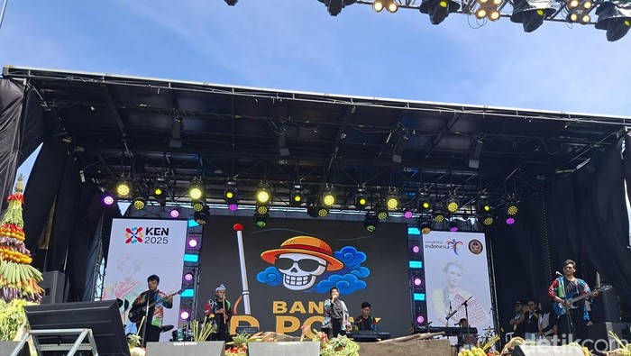 Band DPoek saat tampil di WJF 2025.
