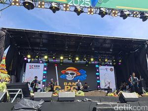 Penampilan Insipiratif Band DPoek di West Java Festival 2025