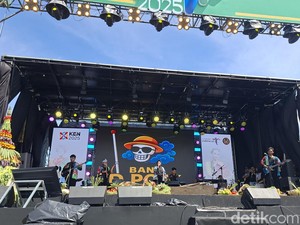 Penampilan Insipiratif Band DPoek di West Java Festival 2025