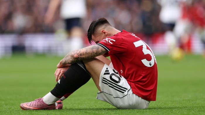 LONDON, ENGLAND - NOVEMBER 08: An injured Benjamin Sesko of Manchester United sits on the pitch  during the Premier League match between Tottenham Hotspur and Manchester United at Tottenham Hotspur Stadium on November 08, 2025 in London, England. (Photo by Catherine Ivill - AMA/Getty Images)