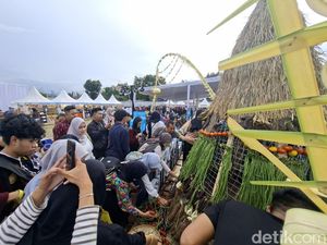 Momen Seru Ketika Pengunjung WJF 2025 Berburu Sayur Gratis