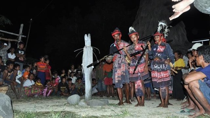 Bijalungu Hiu Paana, upacara sambut musim baru khas warga Sumba Barat, NTT. (Sumber: http://wisata.nttprov.go.id)