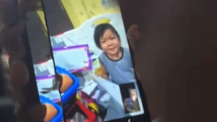 Bilqis (4) saat video call dengan orang tuanya dari Makassar usai ditemukan selamat.di Jambi.