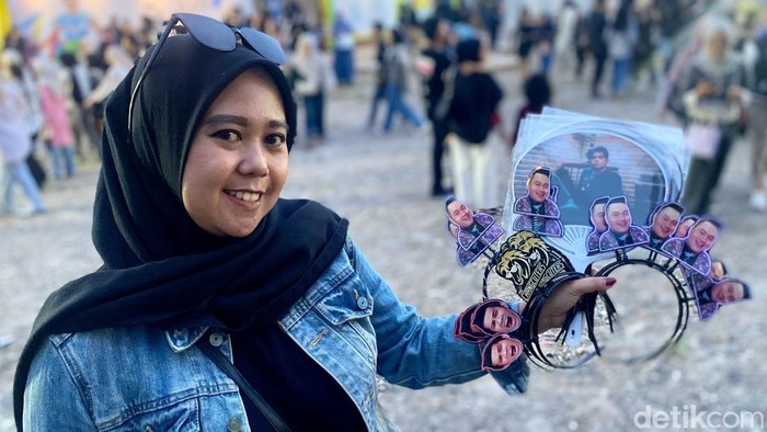 Cici (25) raup untung dengan jualan bando King Nasar di WJF 2025.