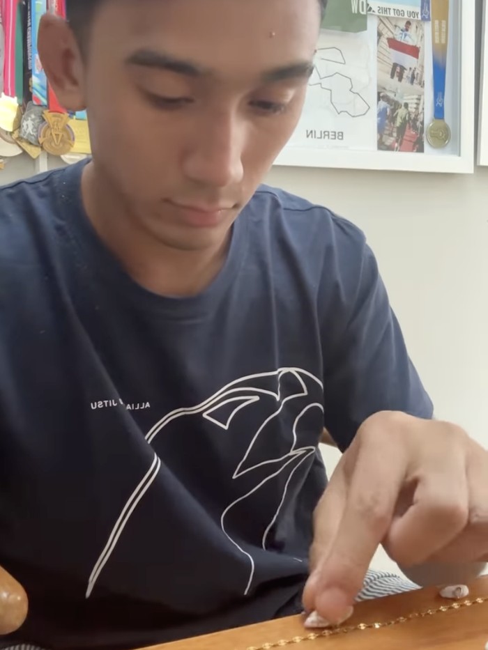 Daffa Wardhana membuat kerajinan tangan berupa perhiasan untuk hadiah ulang tahun Ariel Tatum.