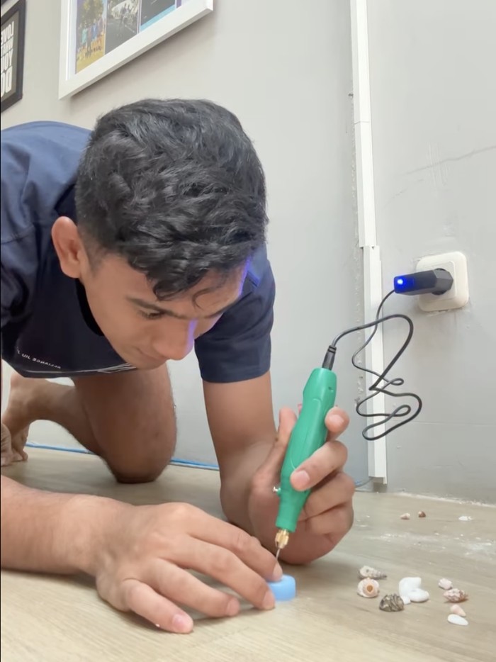 Daffa Wardhana membuat kerajinan tangan berupa perhiasan untuk hadiah ulang tahun Ariel Tatum.