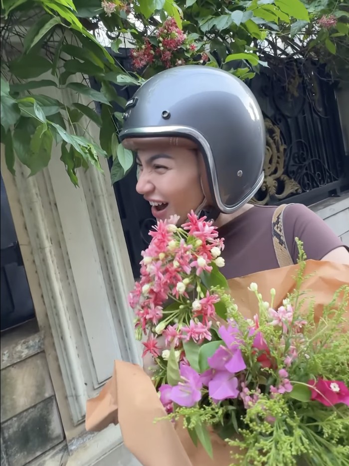 Daffa Wardhana membuat kerajinan tangan berupa perhiasan untuk hadiah ulang tahun Ariel Tatum.