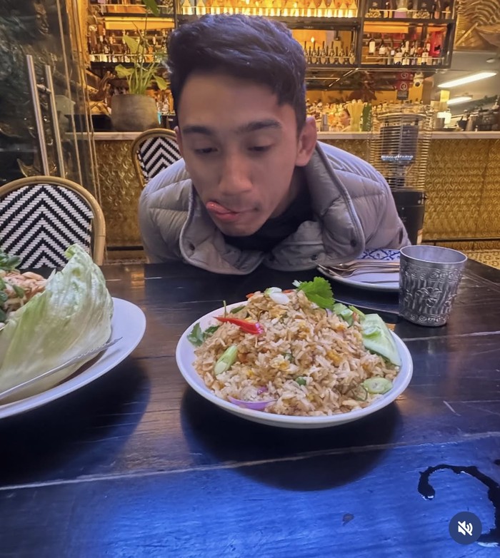 Daffa Wardhana Asyik Kulineran, Cicip Rawon dan Coto Makassar