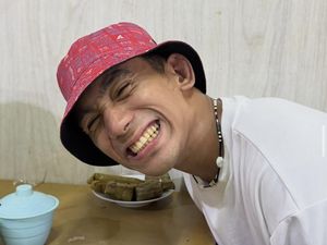 Daffa Wardhana Asyik Kulineran, Cicip Rawon dan Coto Makassar