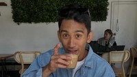 Daffa Wardhana juga mampir ke sebuah kafe. Ia terlihat menikmati secangkir kopi susu hangat nih. Foto: Instagram @daffawardhana