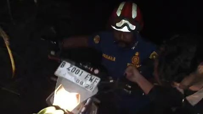 Damkar bantu evakuasi 3 remaja nyasar di Bogor (dok. Damkar Kabupaten Bogor)