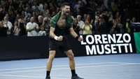 Djokovic merobek kausnya sebagai ungkapan kegembiraan setelah memastikan gelar juara. Aksi spontan itu disambut sorak penonton di stadion. Gelar ini menjadi trofi ke-101 di ATP Tour sekaligus gelar lapangan keras ke-72 bagi dirinya. Foto: REUTERS/Louiza Vradi