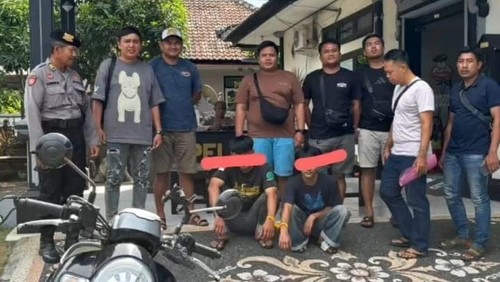 Dua pelaku curanmor di Kecamatan Ubud, Gianyar, diamankan di Mapolsek KP3 Gilimanuk seusai ditangkap di Kelurahan Gilimanuk, Kecamatan Melaya, Jembrana, Sabtu (8/11/2025). (Foto: Dok. Polres Jembrana)